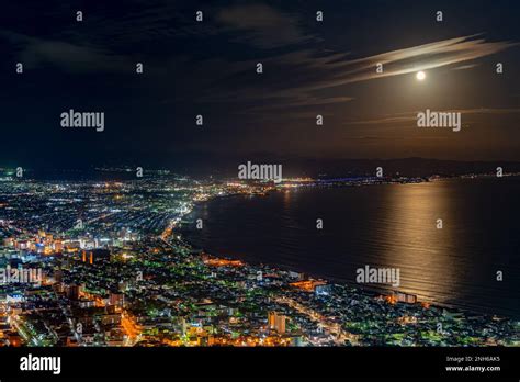 ケーズデンキ 函館: 家電と函館の夜景、どちらがより輝くか？